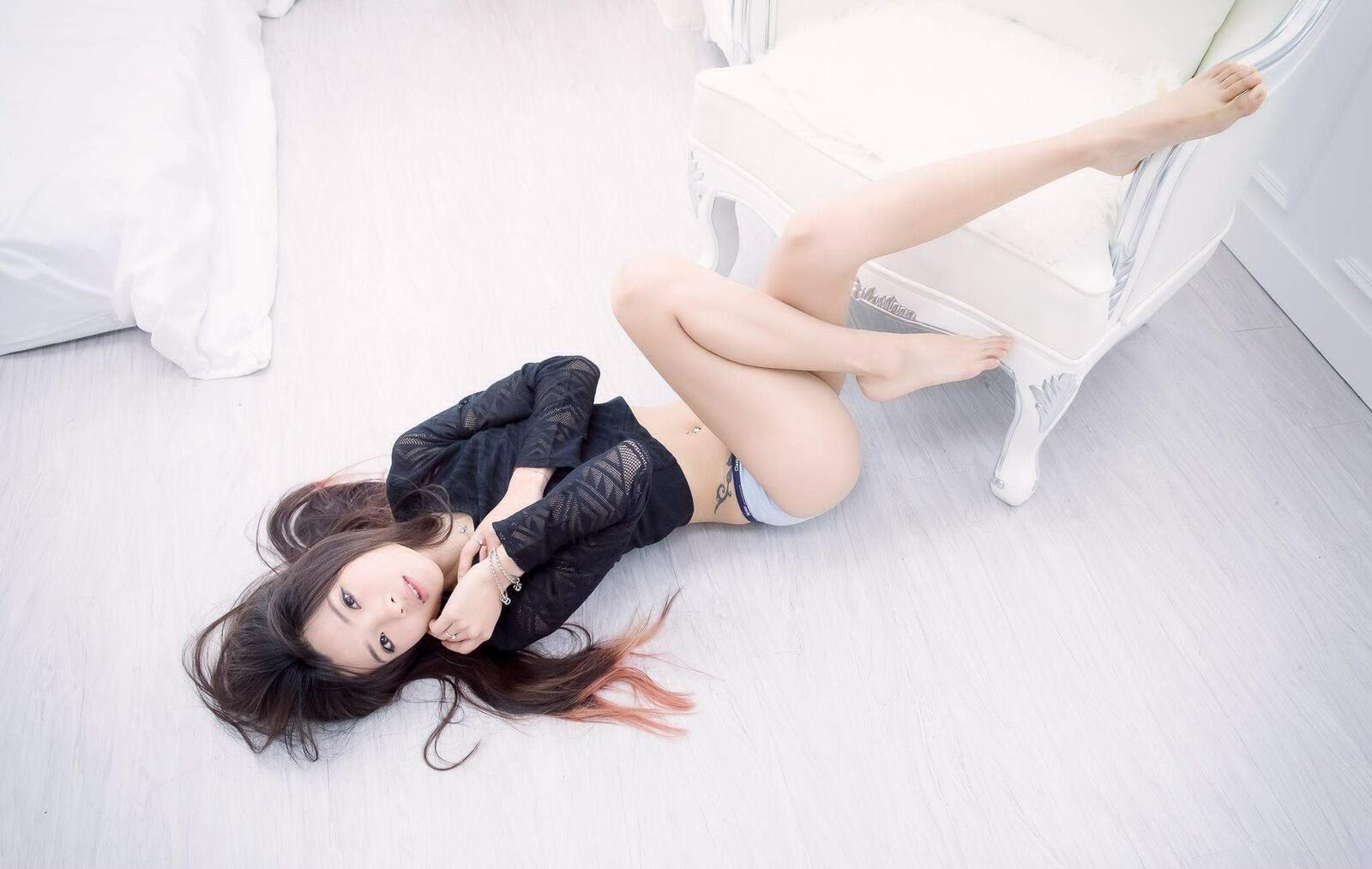 Бесплатное фото Красивая азиатка лежит на полу