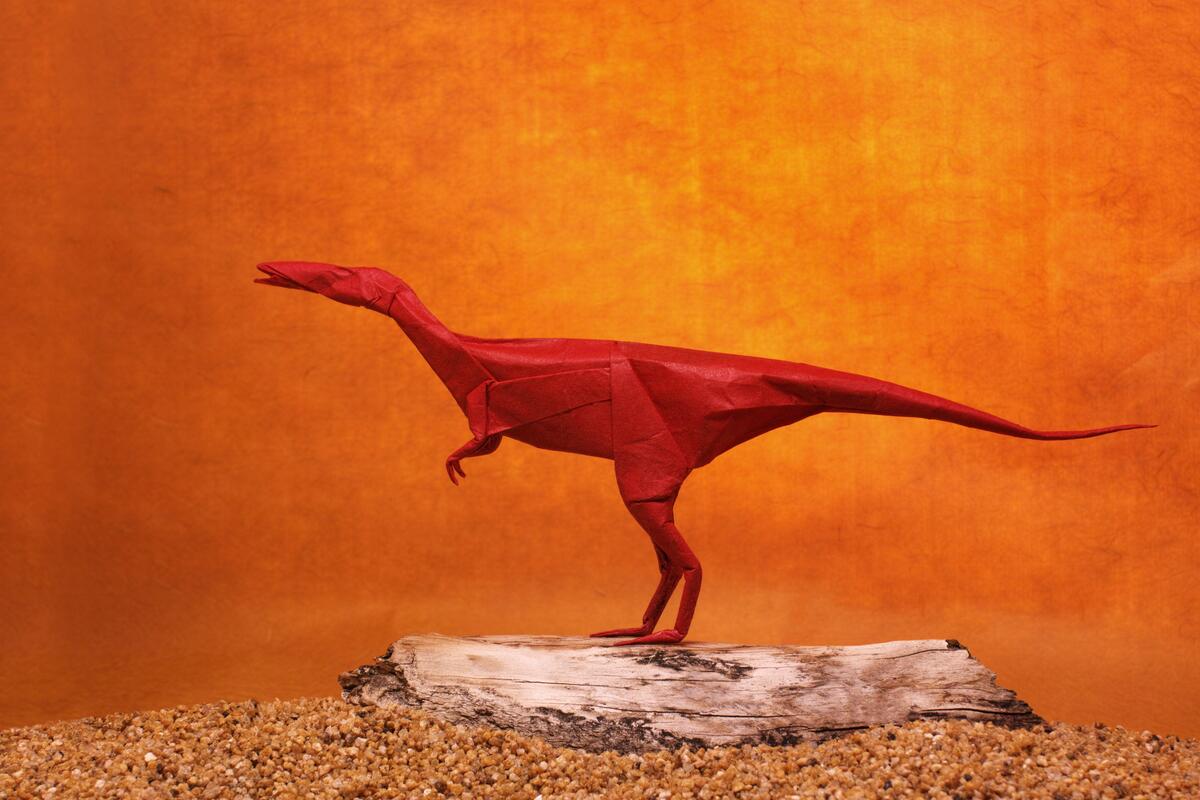 Динозавр сделанный из красной бумаги