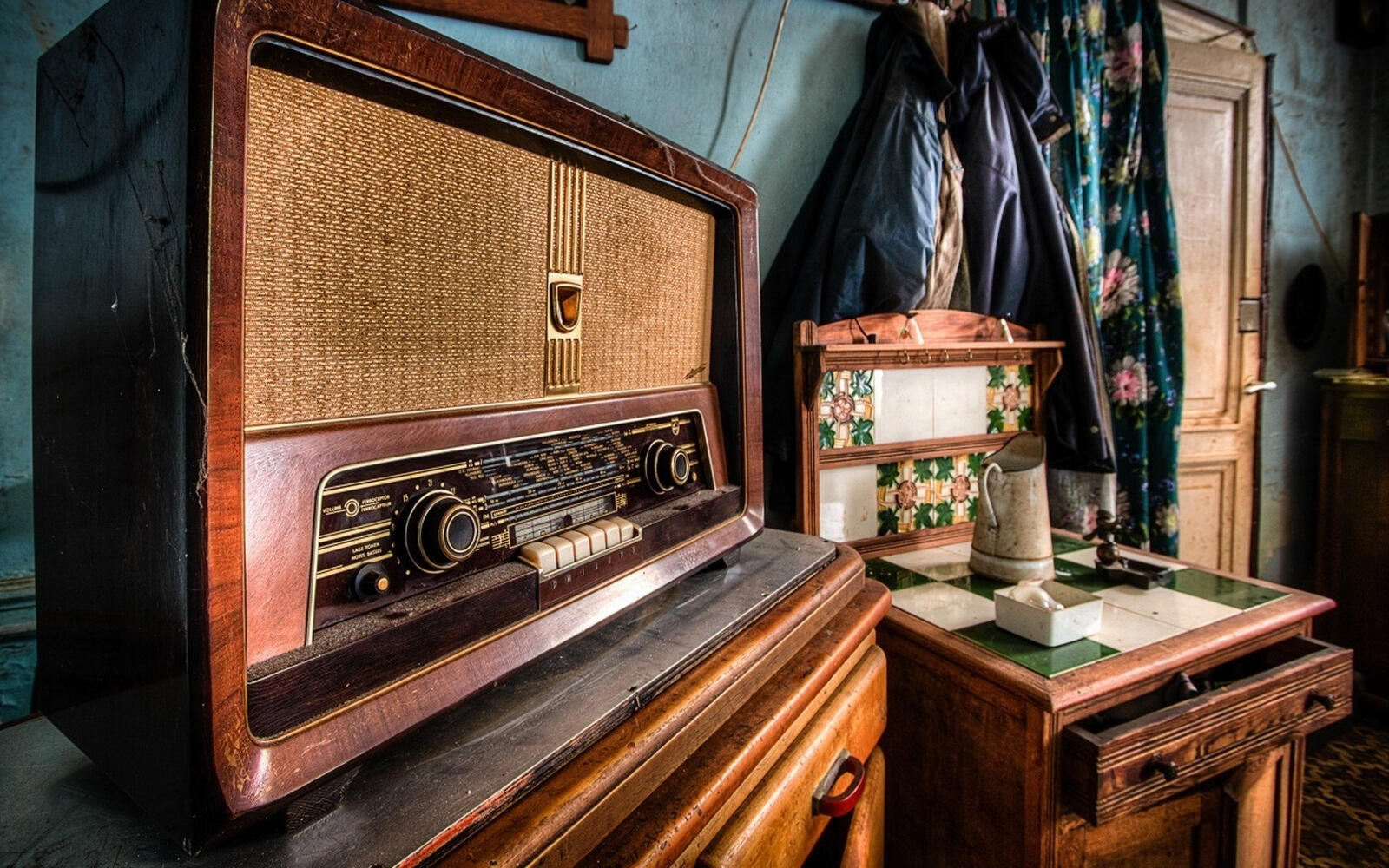 Free photo An antique radio