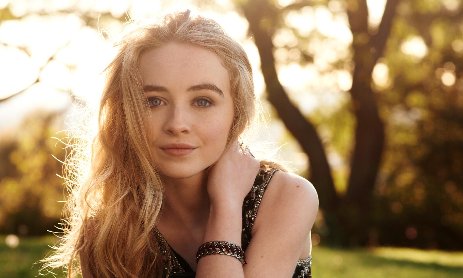 Free photo Blonde-haired Sabrina Carpenter in sunny weather
