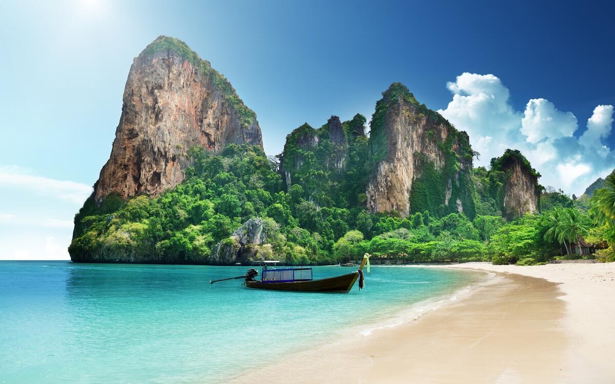 Пляж с голубой водой в Таиланде