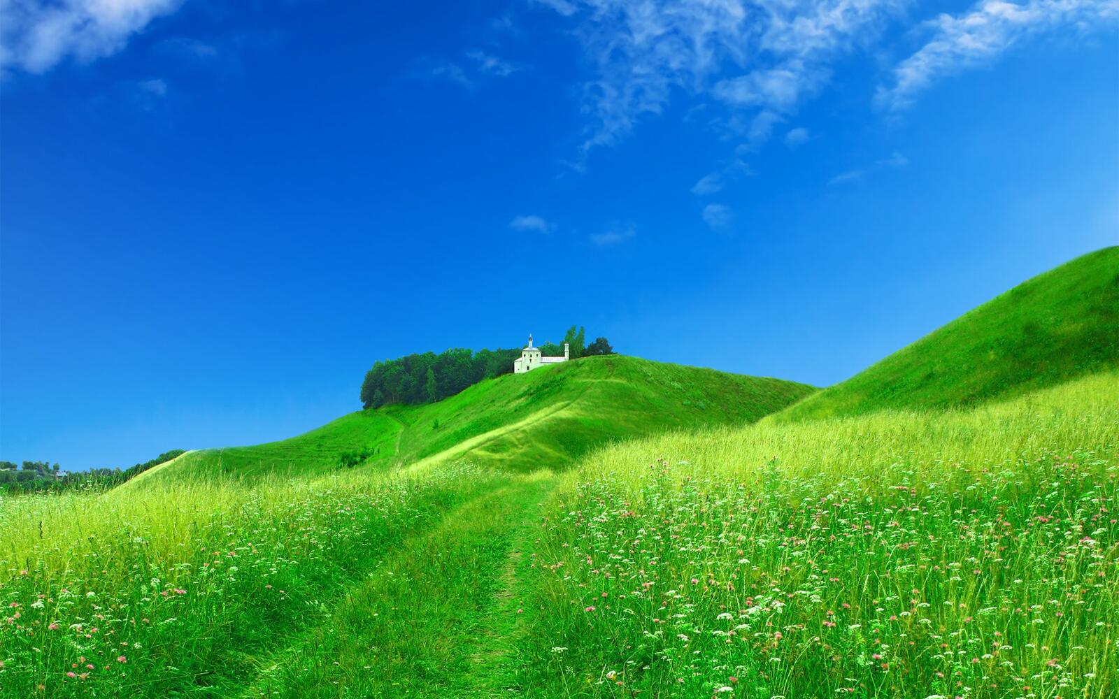 Бесплатное фото Церковь на вершине зеленого холма