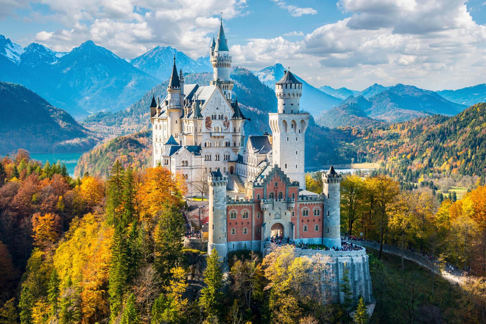 Бесплатное фото Замок Нойшванштайн в осеннем лесу Германии