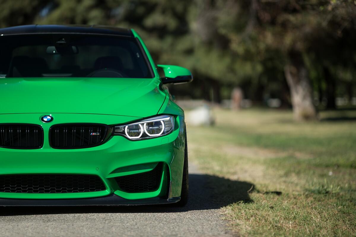 BMW 3 Series E90 в ярко-зеленом цвете