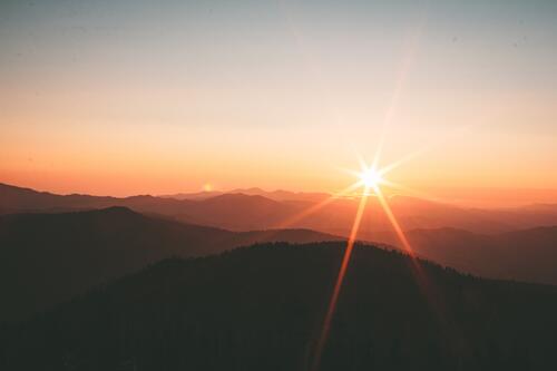 Солнце во время заката в горах