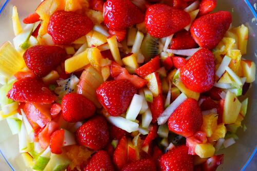 Салат из измельченных фруктов и ягоды