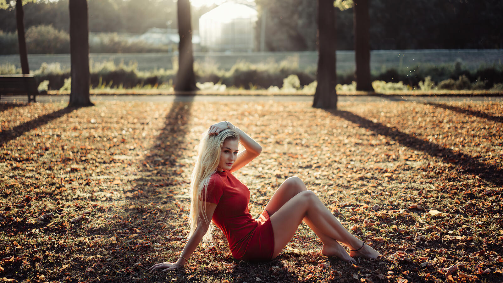 Бесплатное фото Девушка в красном платье утром при восходе солнца