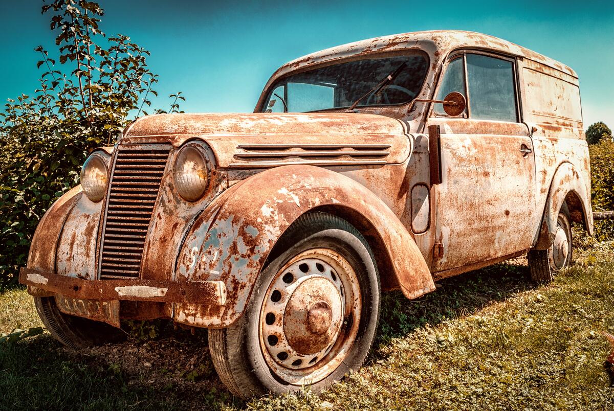 A rusty vintage car