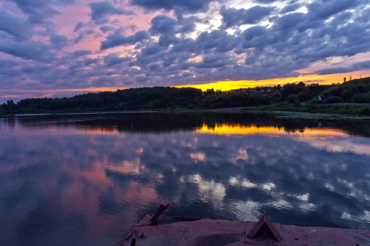 Красивое утреннее небо на реке в Сибири