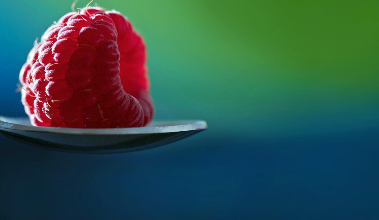 Free photo Raspberries with a spoon