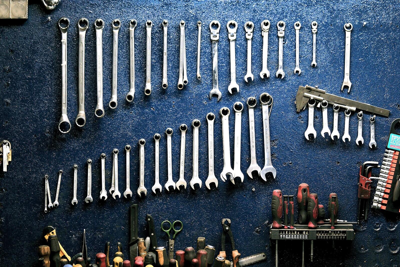 Бесплатное фото Мастерская с набором ключей на стене
