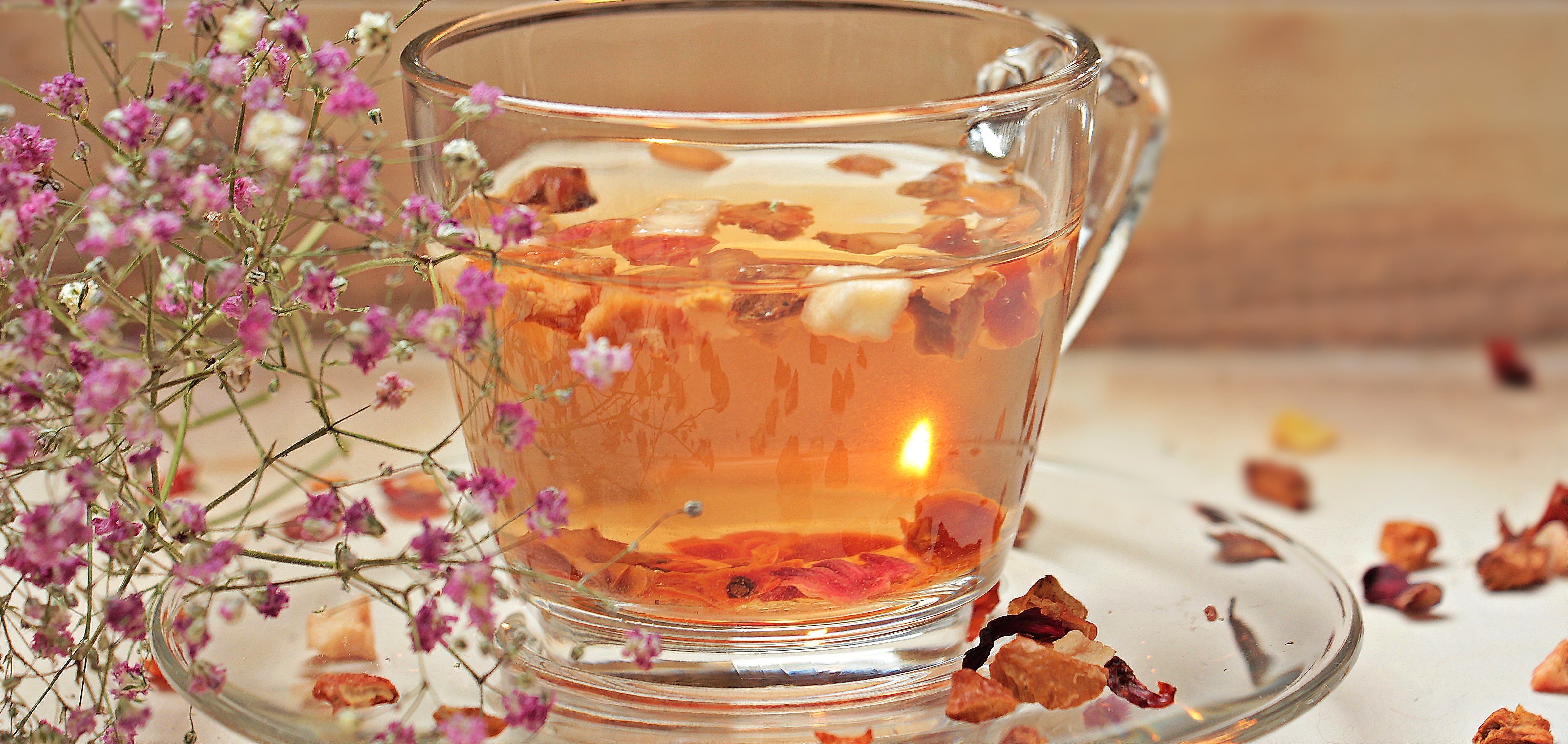Бесплатное фото Яблочный чай в стеклянной чашке