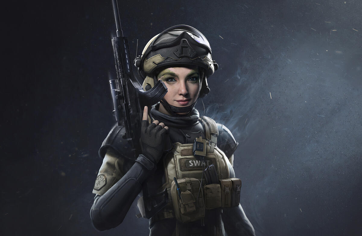 Девушка солдат в шлеме с автоматической винтовкой
