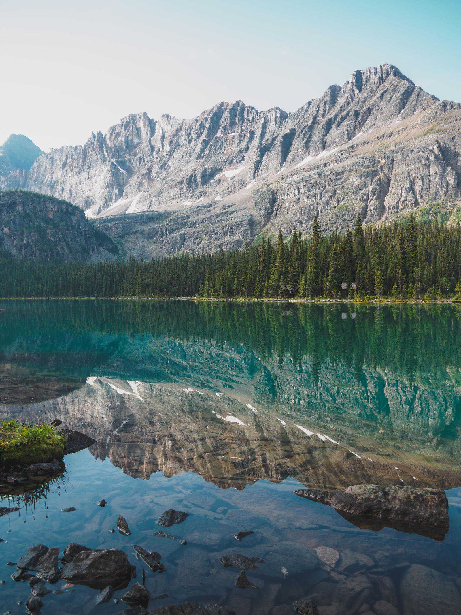 Бесплатное фото Прозрачное озеро в горной местности