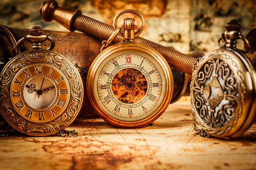 Старинные карманные часы из золота