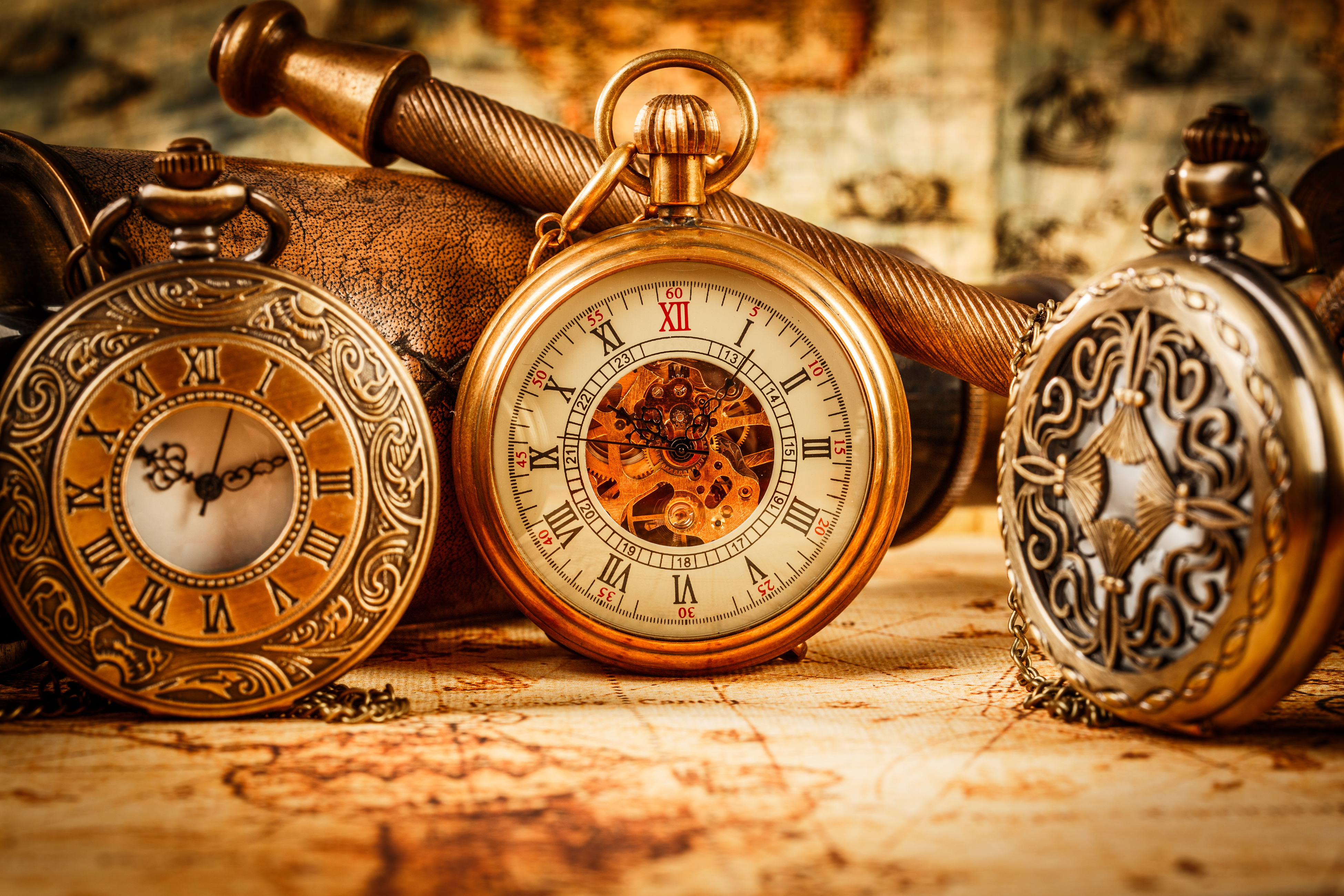 Бесплатное фото Старинные карманные часы из золота