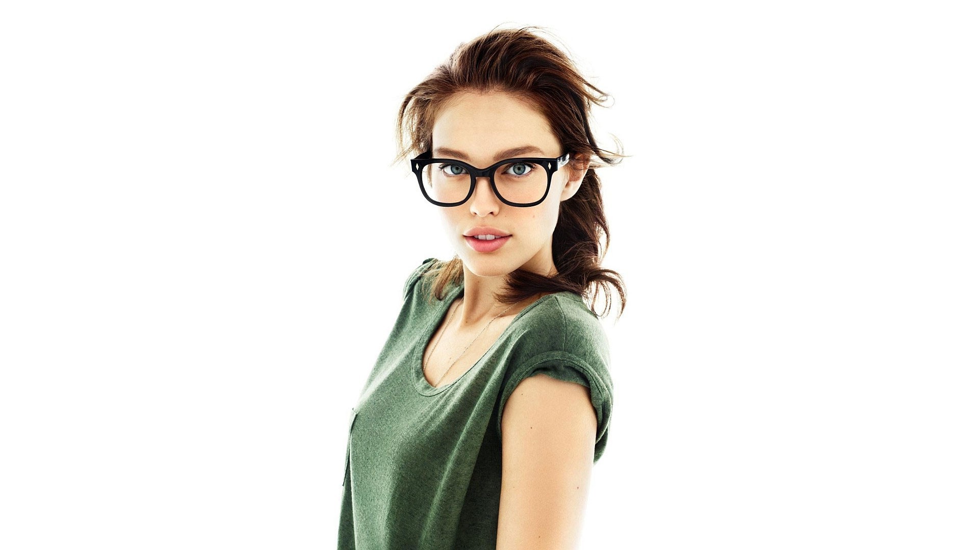 Бесплатное фото Девушка в очках для зрения