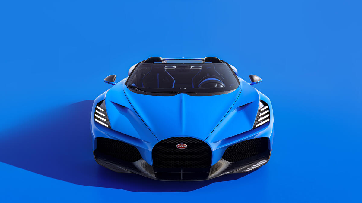 Синяя Bugatti W16 Mistral 2024 года на синем фоне