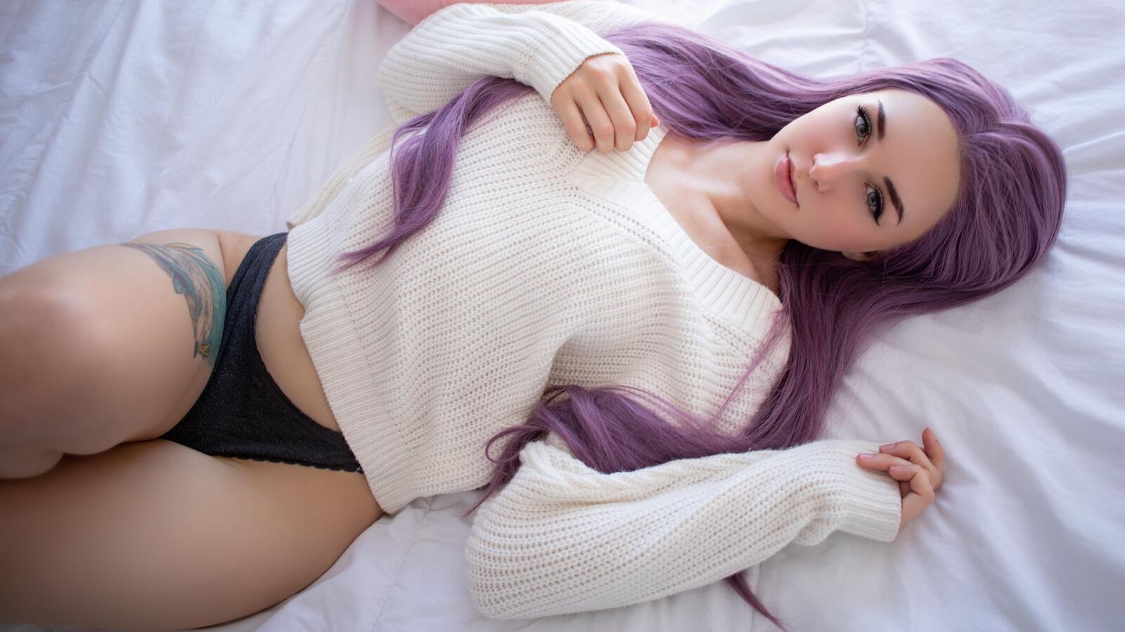 Бесплатное фото Красивая девушка с длинными фиолетовыми волосами