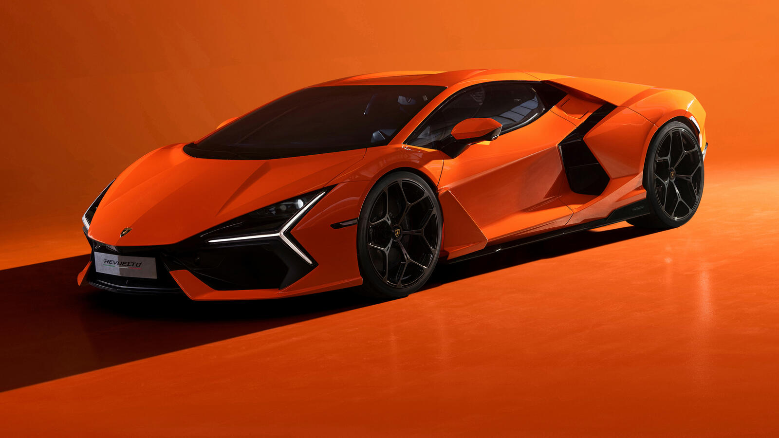 Бесплатное фото Lamborghini Revuelto 2024 года оранжевого цвета на оранжевом фоне