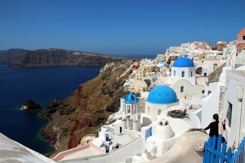 希腊的一个小镇坐落在海崖上