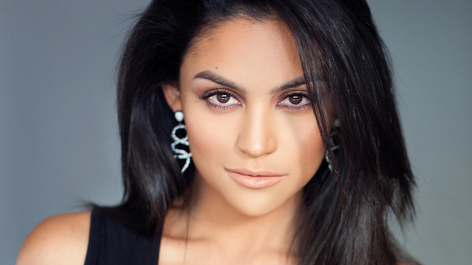 Free photo Bianca Santos with black hair and big earrings