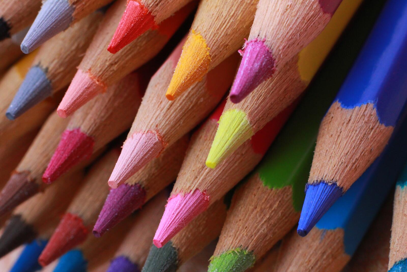 桌面上的壁纸彩色铅笔 削尖的 多彩