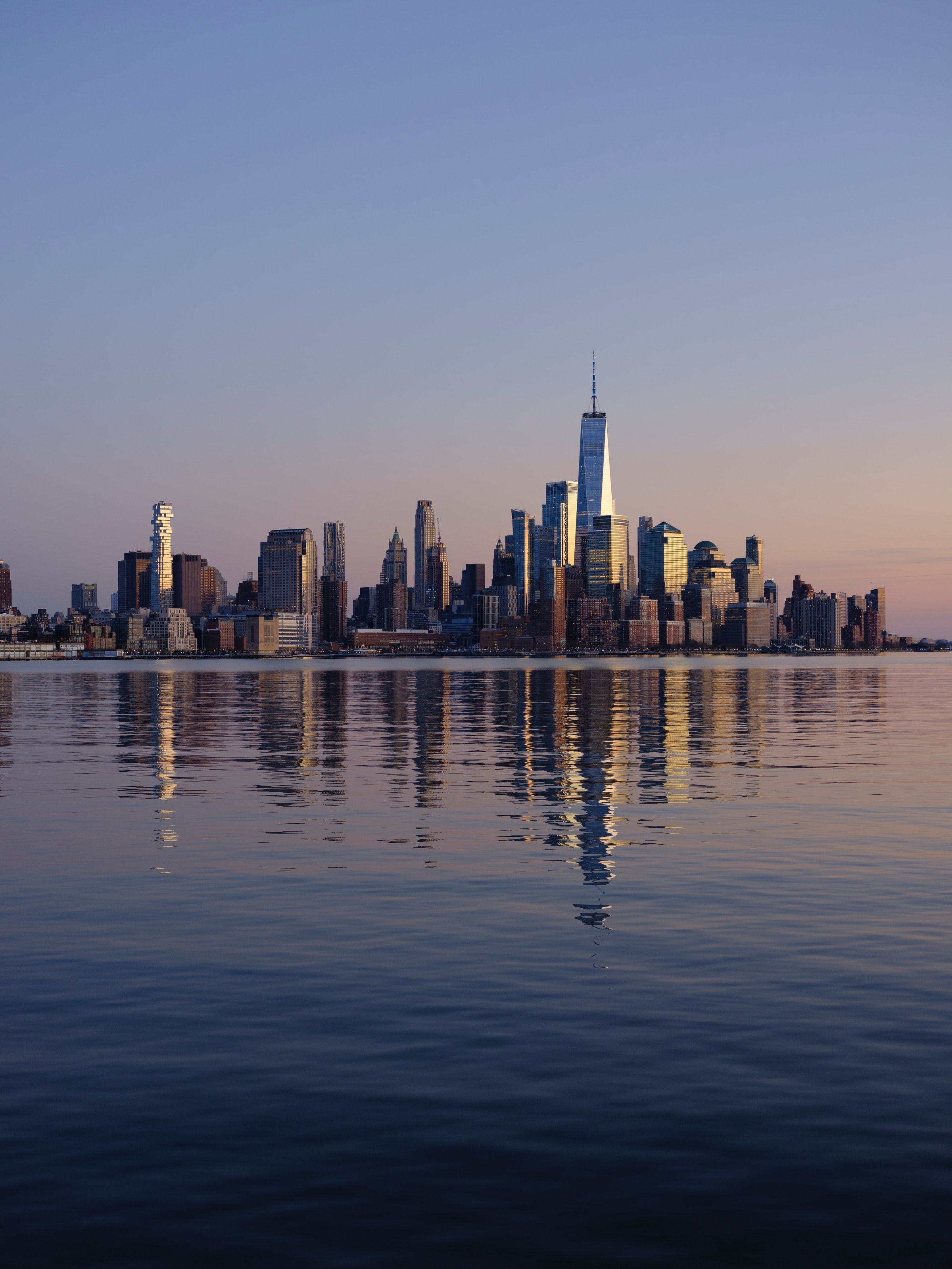免费照片纽约倒映在水中