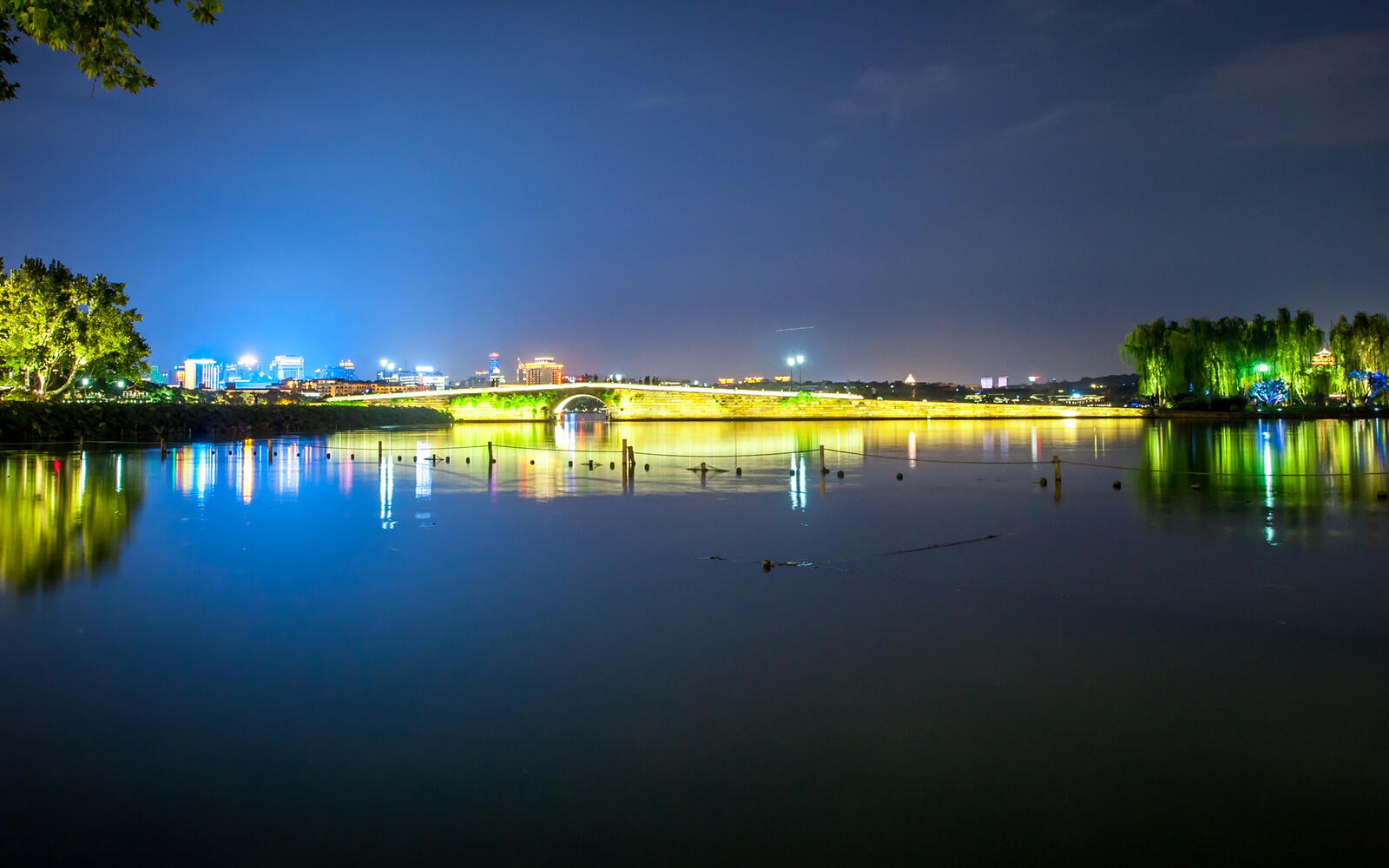 Free photo A glowing bridge in China