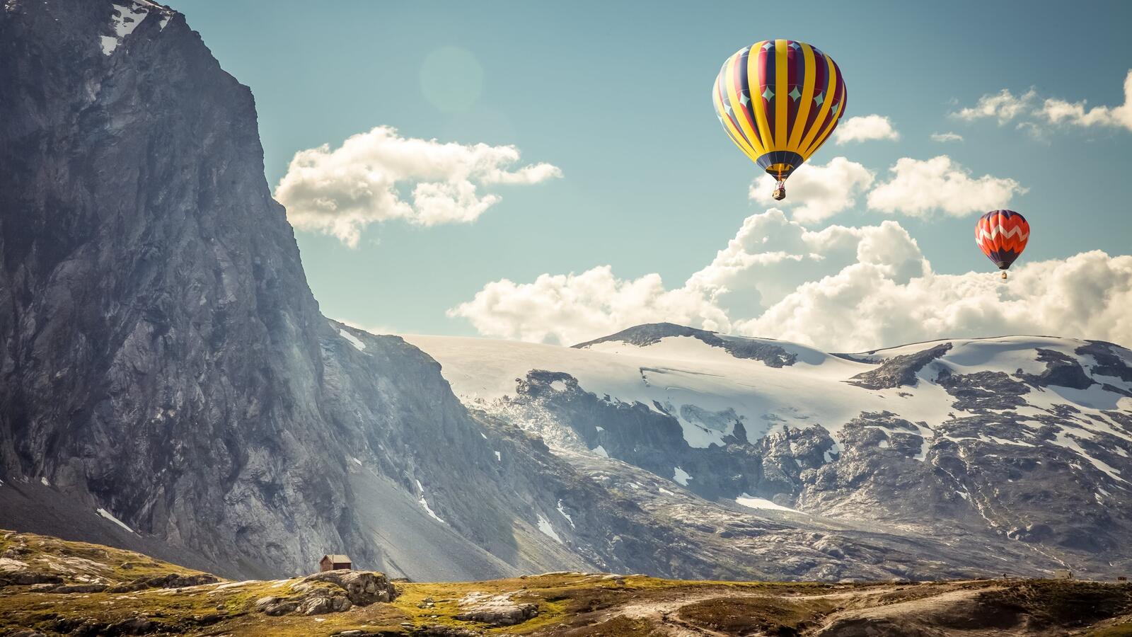 Бесплатное фото Воздушные шары летают в красивых местах