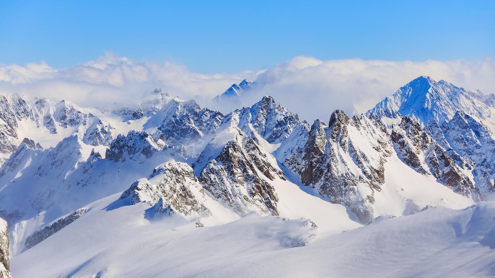Бесплатное фото Снежные Альпы ясным днем