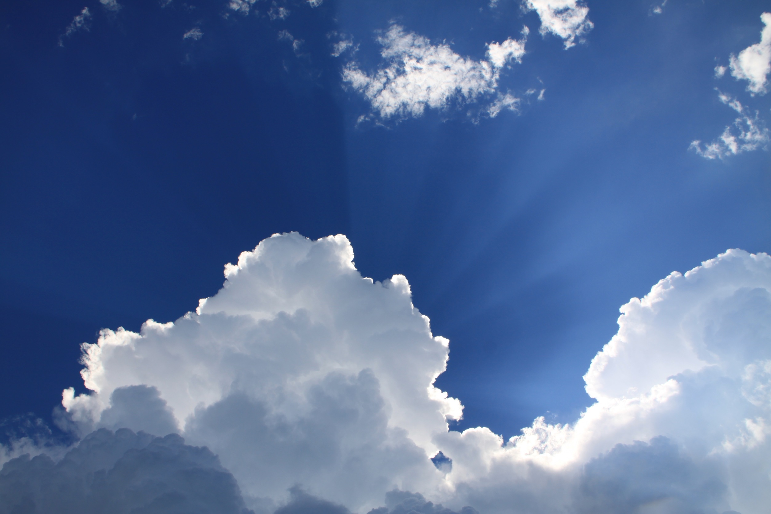 Бесплатное фото Голубое небо с густыми облаками