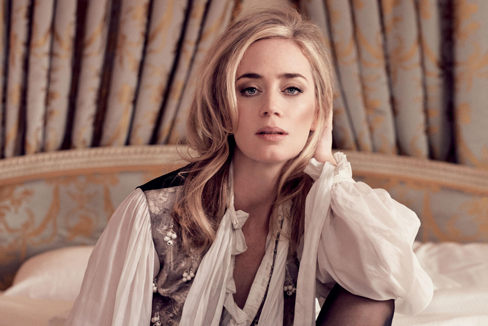 Wallpapers Emily Blunt beds photo session on the desktop