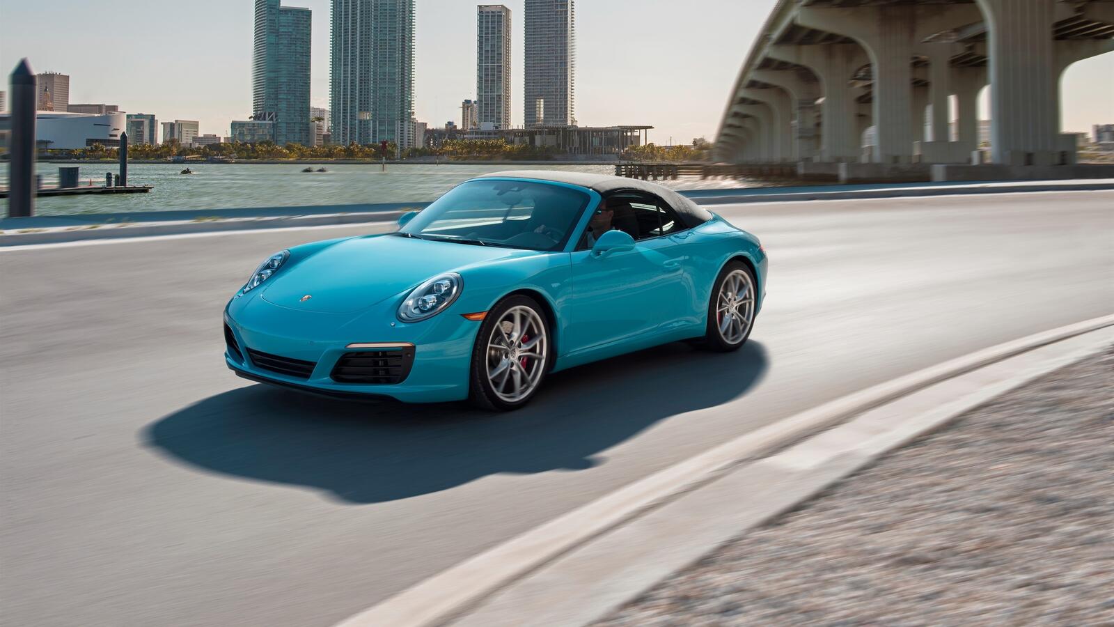 Бесплатное фото Porsche 911 цвета аква на больших дисках