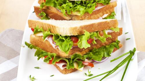 Вкусный сэндвич с зеленью
