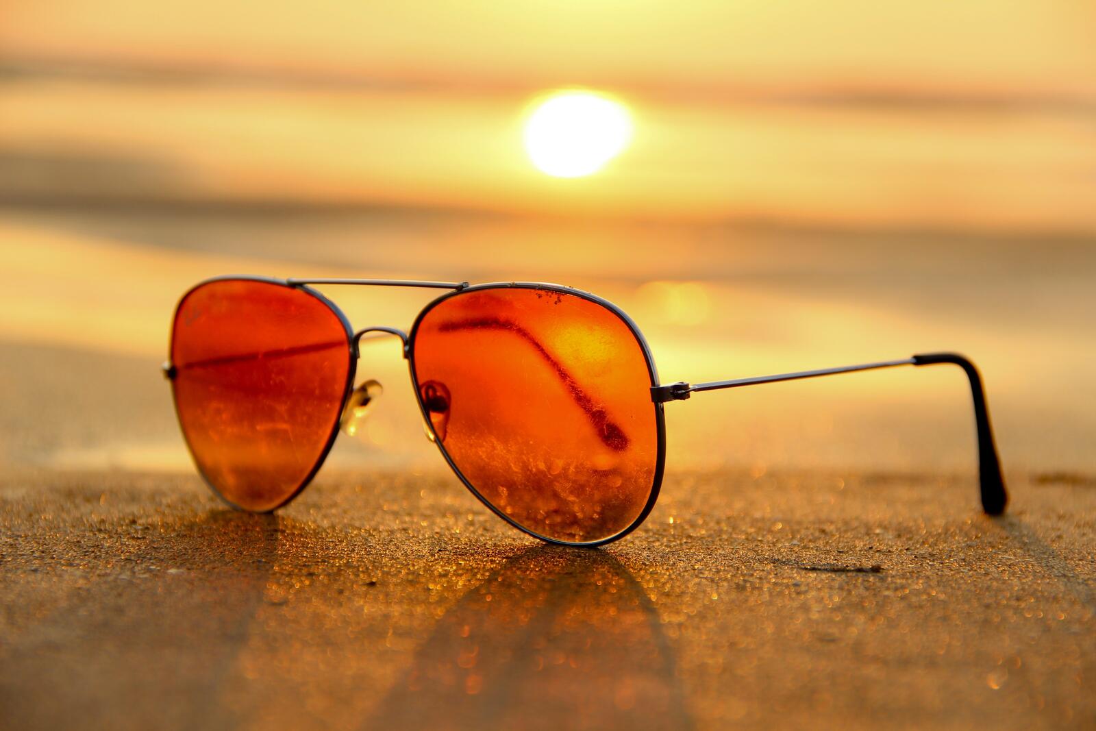 Солнцезащитные очки лежат на песке