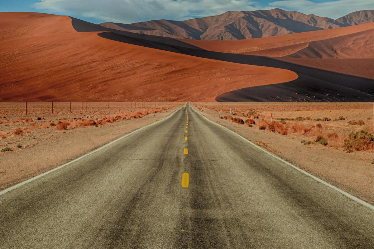 Асфальтная дорога в дикой пустыне