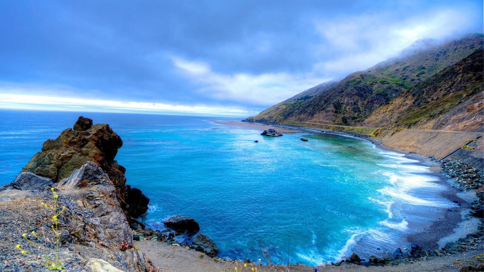Бесплатное фото Красивый берег моря у большой горы