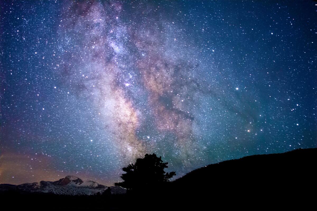 Звездное ночное небо с млечным путем