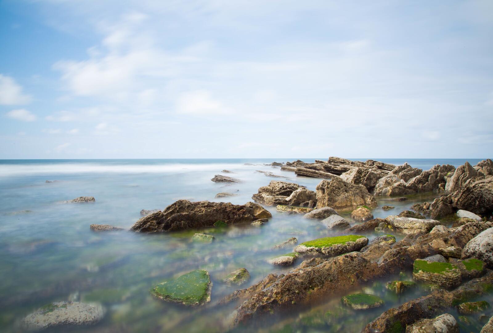 Бесплатное фото Скалистая местность на берегу моря в воде