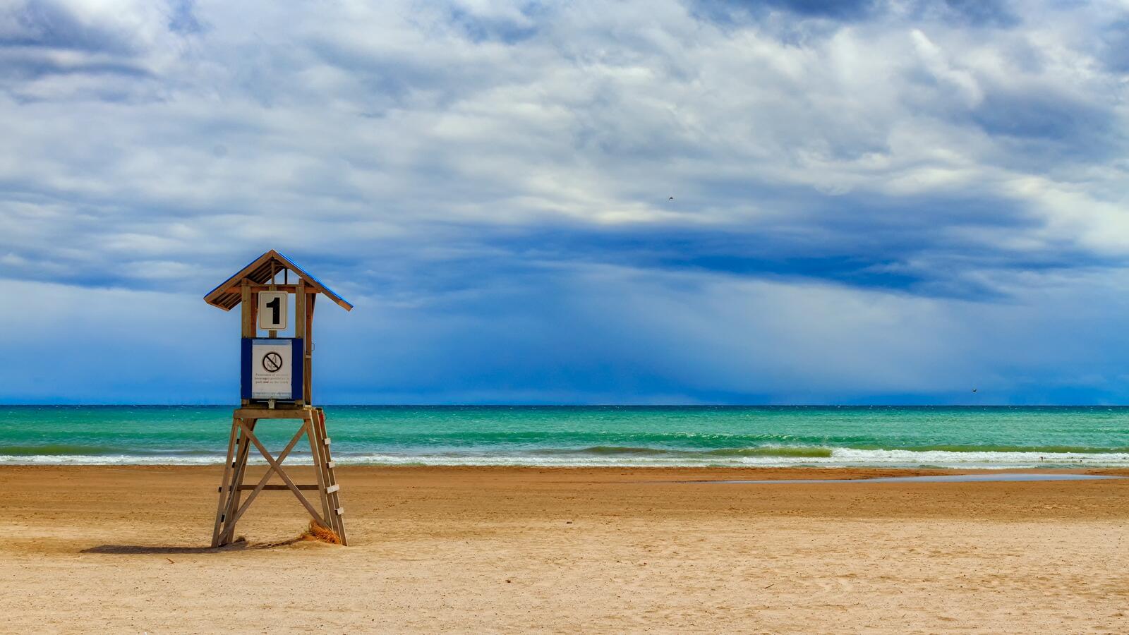 Бесплатное фото Смотровая вышка на песчаном пляже