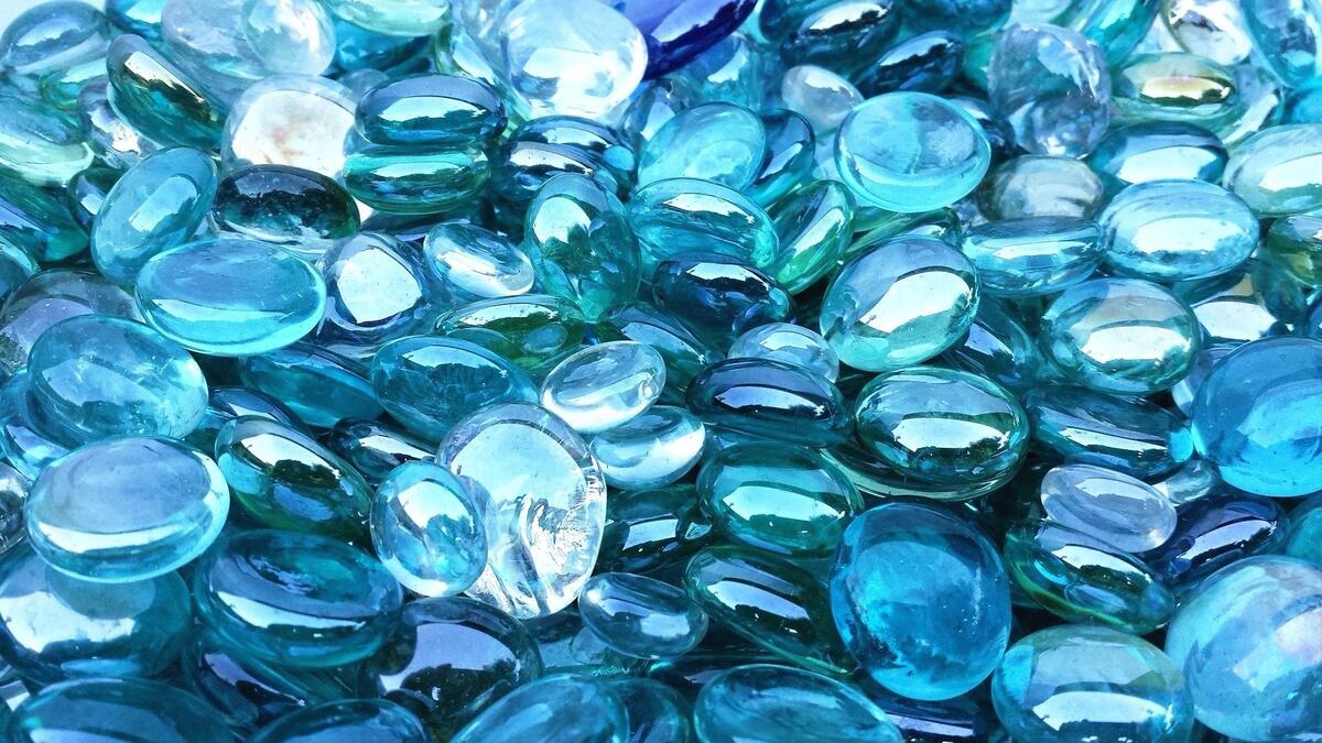 Стеклянные голубые камушки