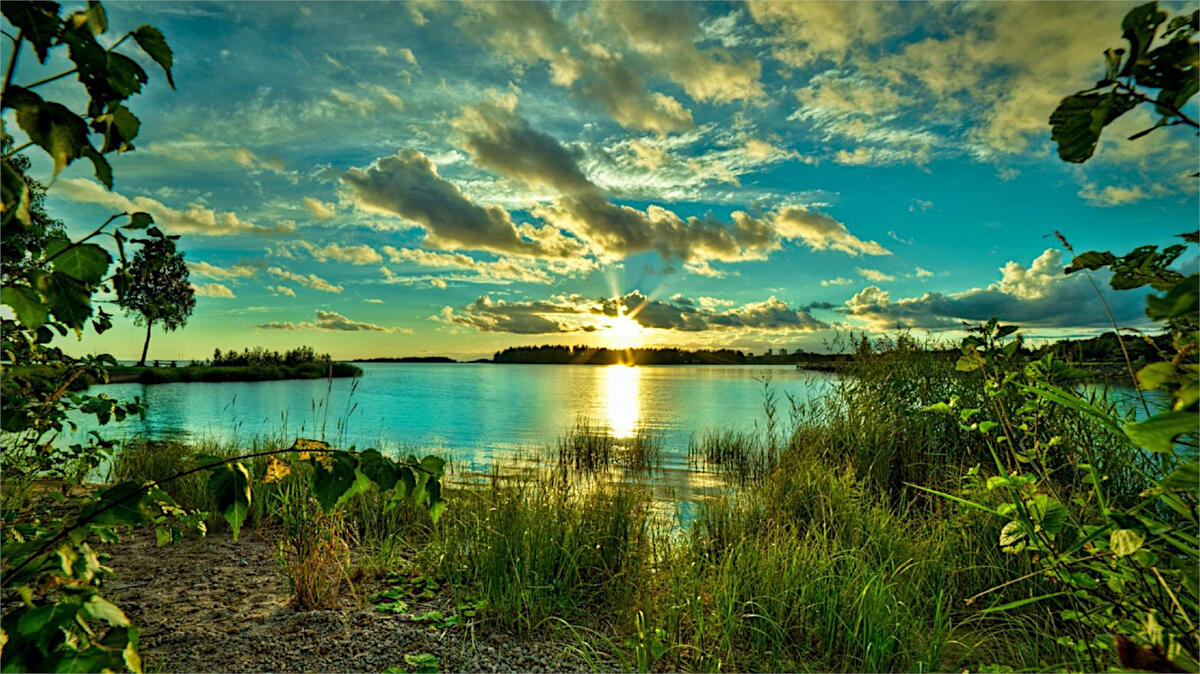Голубое летнее озеро в солнечную погоду