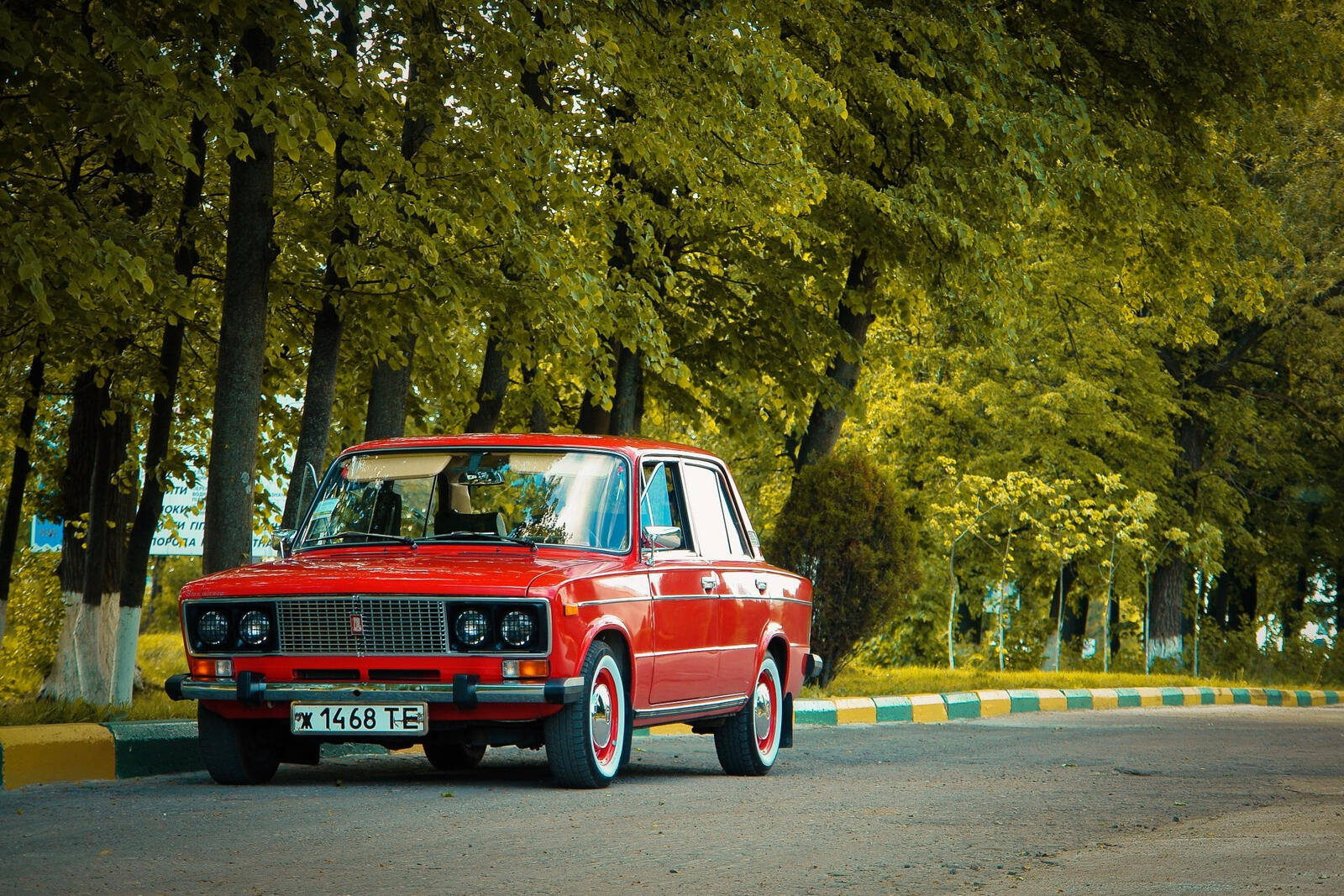 Free photo VAZ 2106 in red