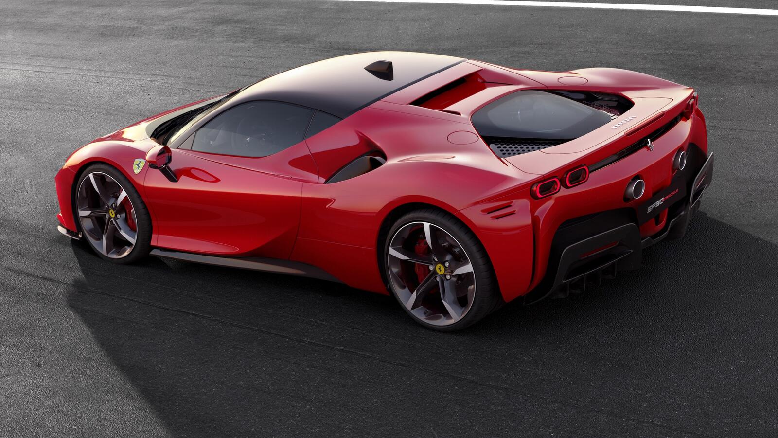 Бесплатное фото Ferrari sf90 stradale красного цвета вид сзади