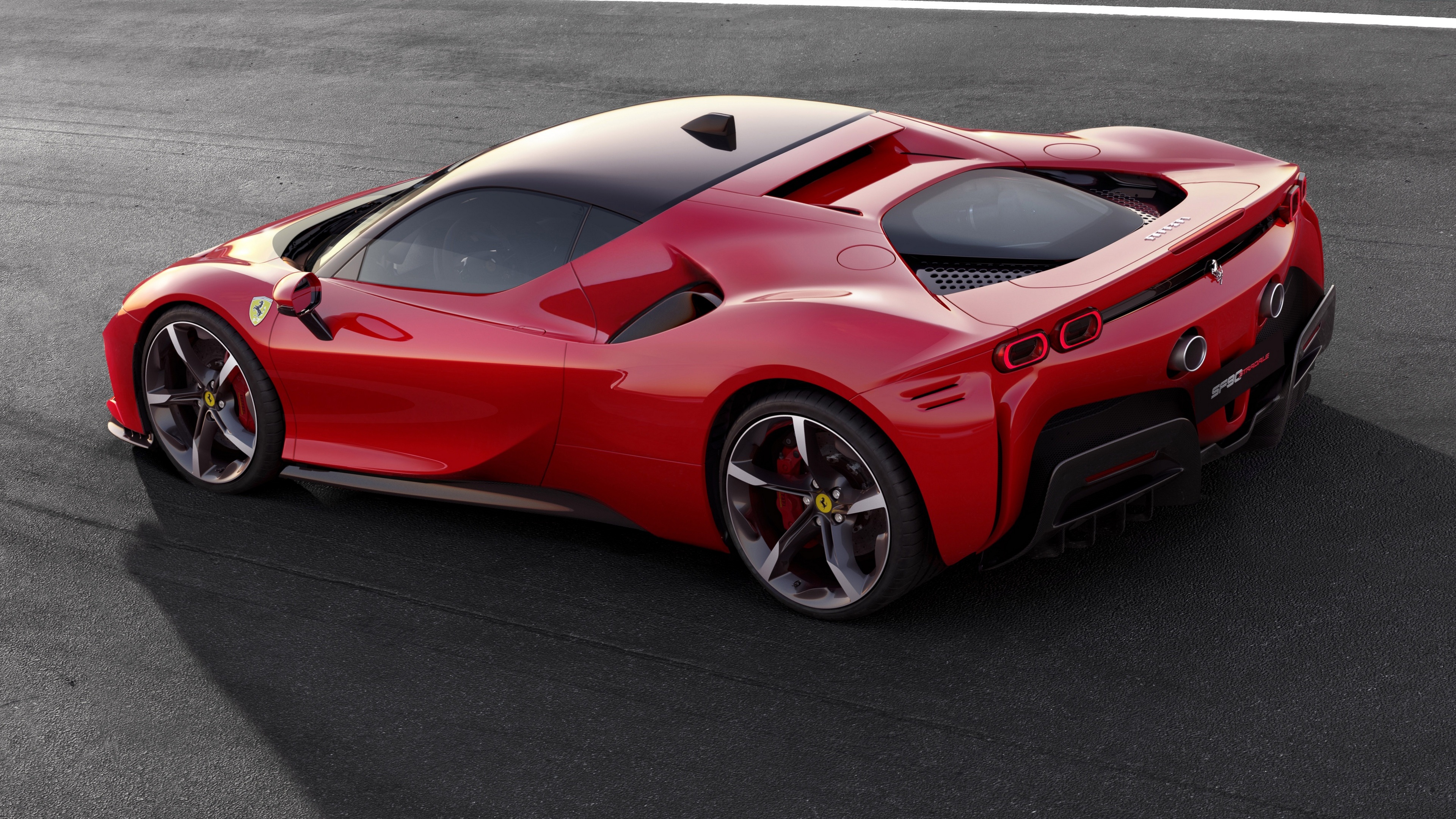 Ferrari sf90 stradale красного цвета вид сзади