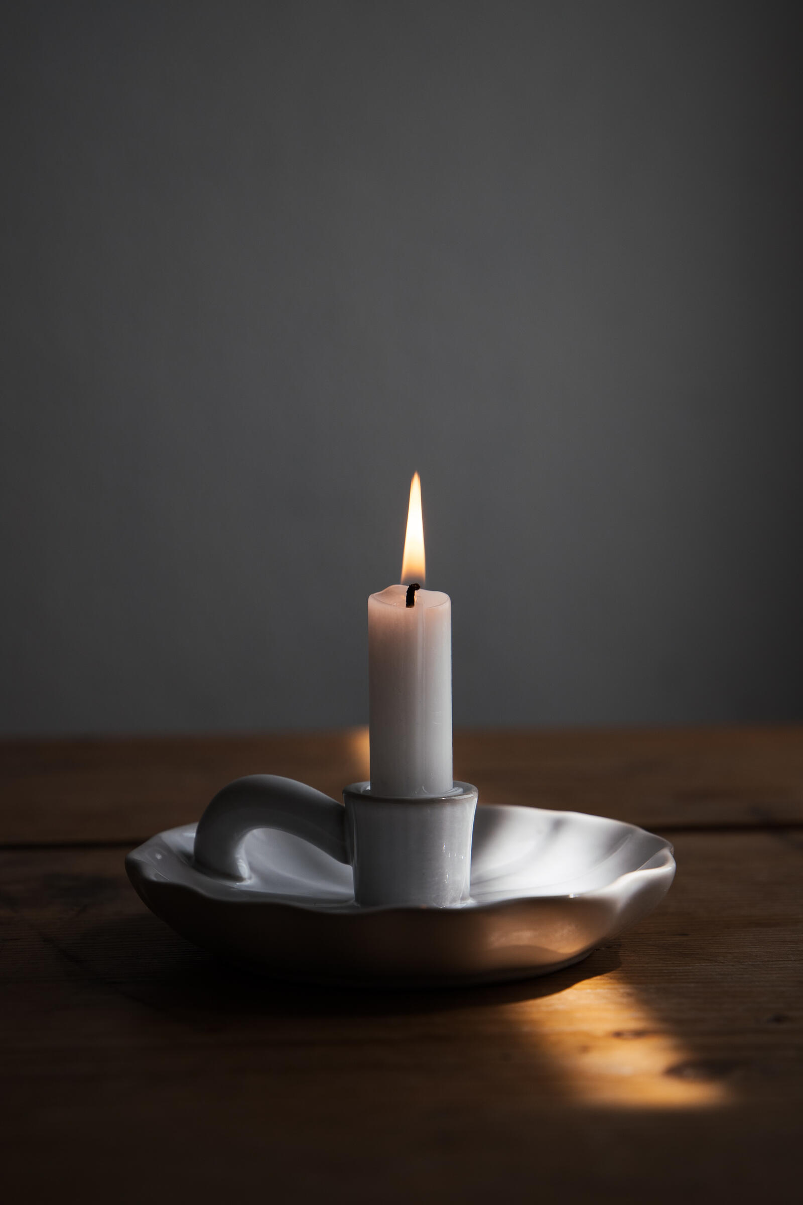 Free photo Candle in a porcelain candlestick