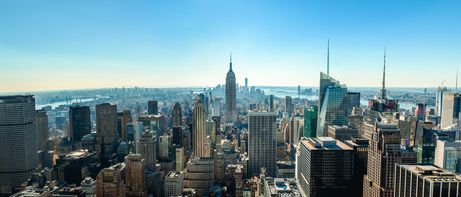 Бесплатное фото Город с небоскребами под ясным голубым небом