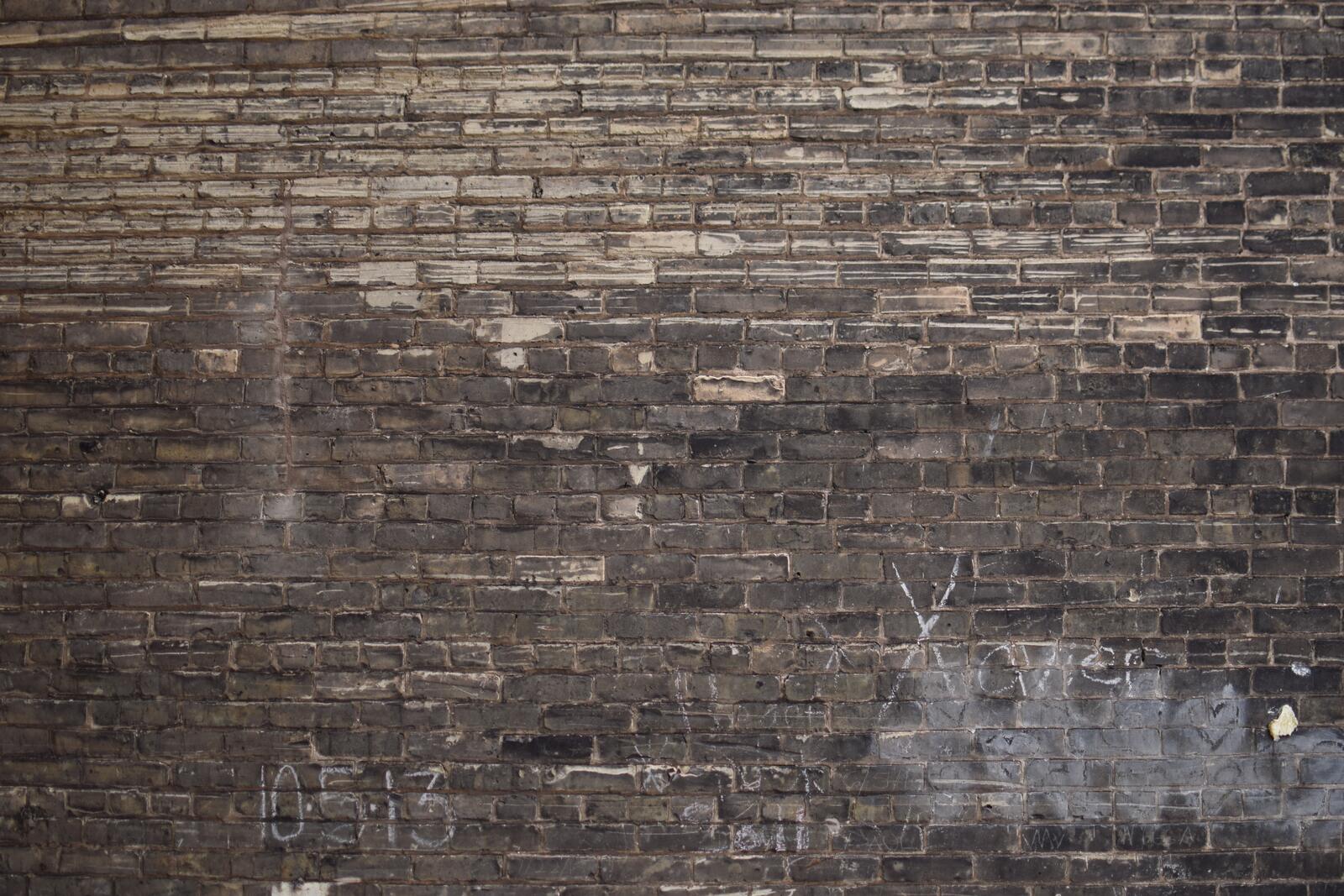 Бесплатное фото Стена из темного кирпича