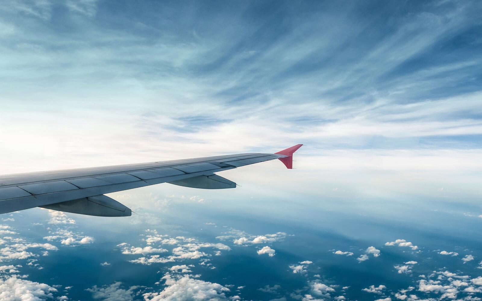 Бесплатное фото Крыло самолета летающего над облаками